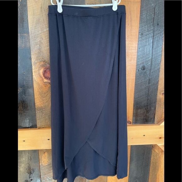 Elegant Black Women's Skirt - Picture 1 of 4